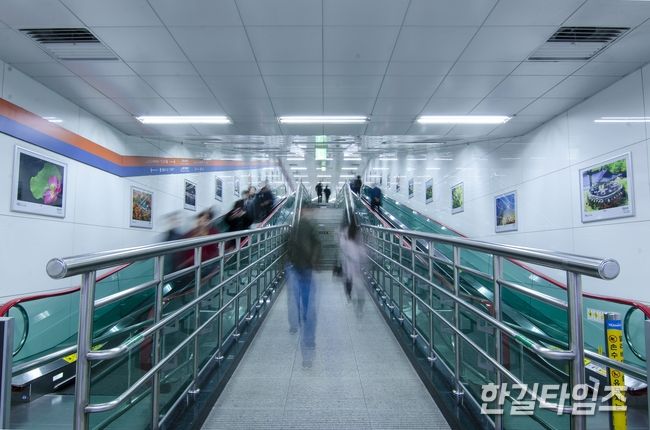 ▲ 부산 동래 지하철역 부산 1호선과 4호선간 환승 하부 통로
