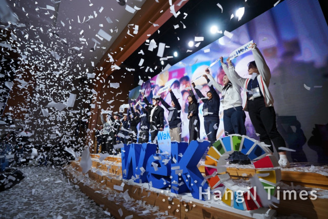 경기 성남시 코이카 본부에서 개최된 코이카 글로벌 서포터즈 위코(WeKO) 5기 성과공유회 ‘피날레 쇼(Finale Show)’에서 위코 5기가 축하 공연단과 함께 무대에서 세리머니를 선보이고 있다