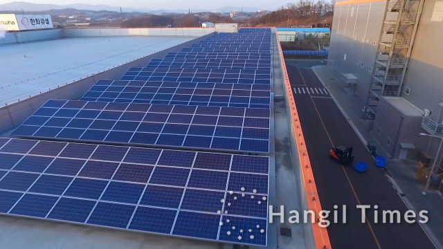 한화큐셀 진천공장 내 유휴부지에 설치된 루프탑 태양광 발전소